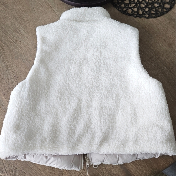 Puffer/ Sherpa Reversible Cropped Vest, Size: XL - Picture 8 of 10